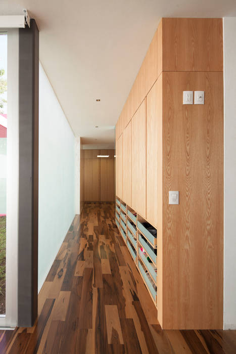 Casa Rinconada., Echauri Morales Arquitectos Echauri Morales Arquitectos Minimalist corridor, hallway & stairs