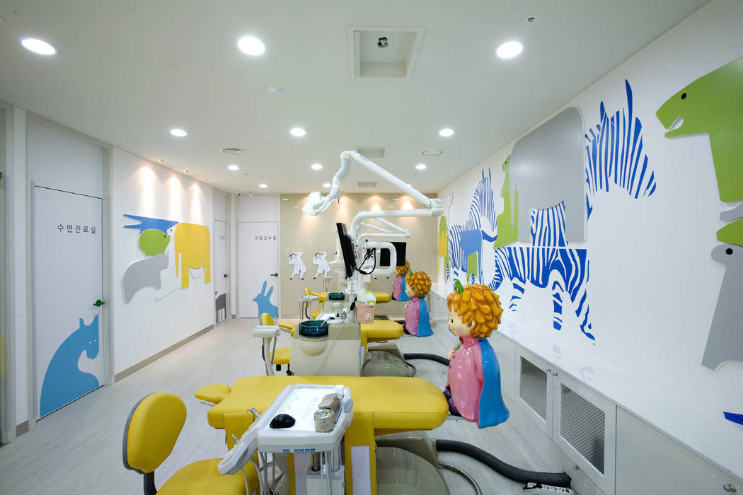 JinJu Junior Dental Clinic, (주)유이디자인 (주)유이디자인 Espacios comerciales Hospitales