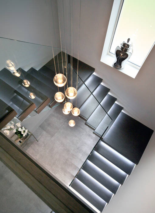 Floating tread staircase with glass balustrade Railing London Ltd الممر الحديث، المدخل و الدرج