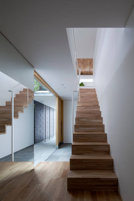 帝塚山東の家, 井上久実設計室 井上久実設計室 Eclectic style corridor, hallway & stairs
