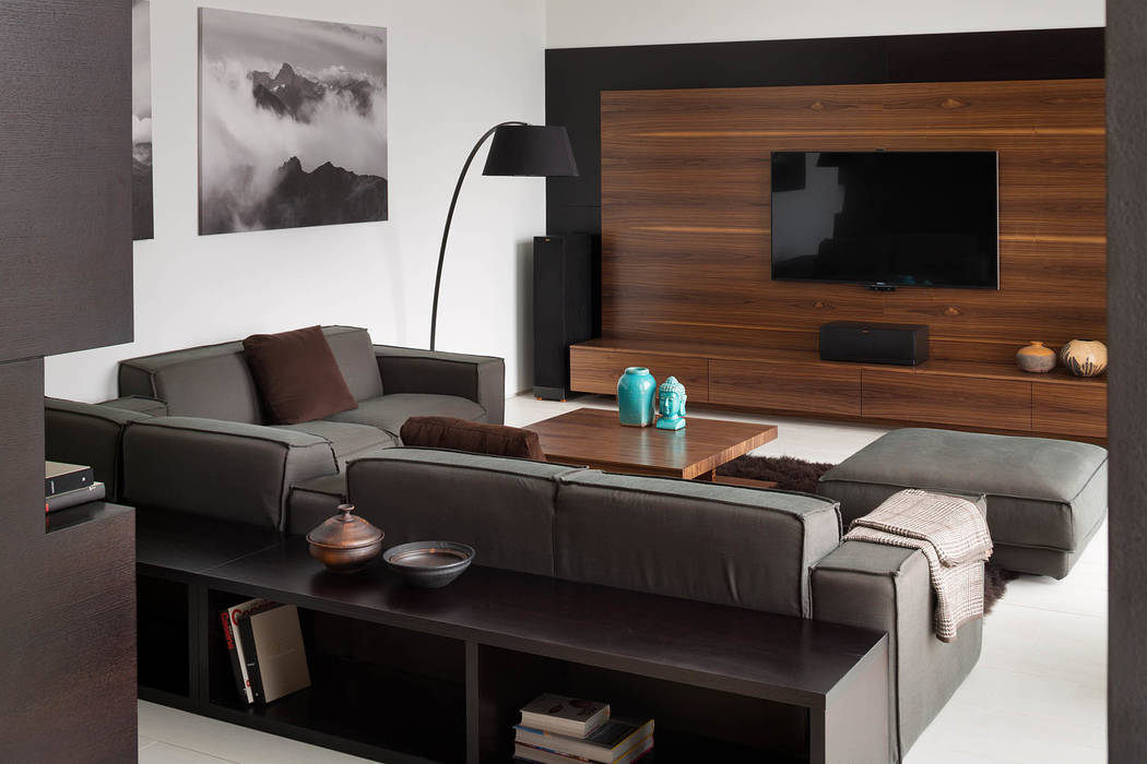 Современный интерьер с коричневой мебелью