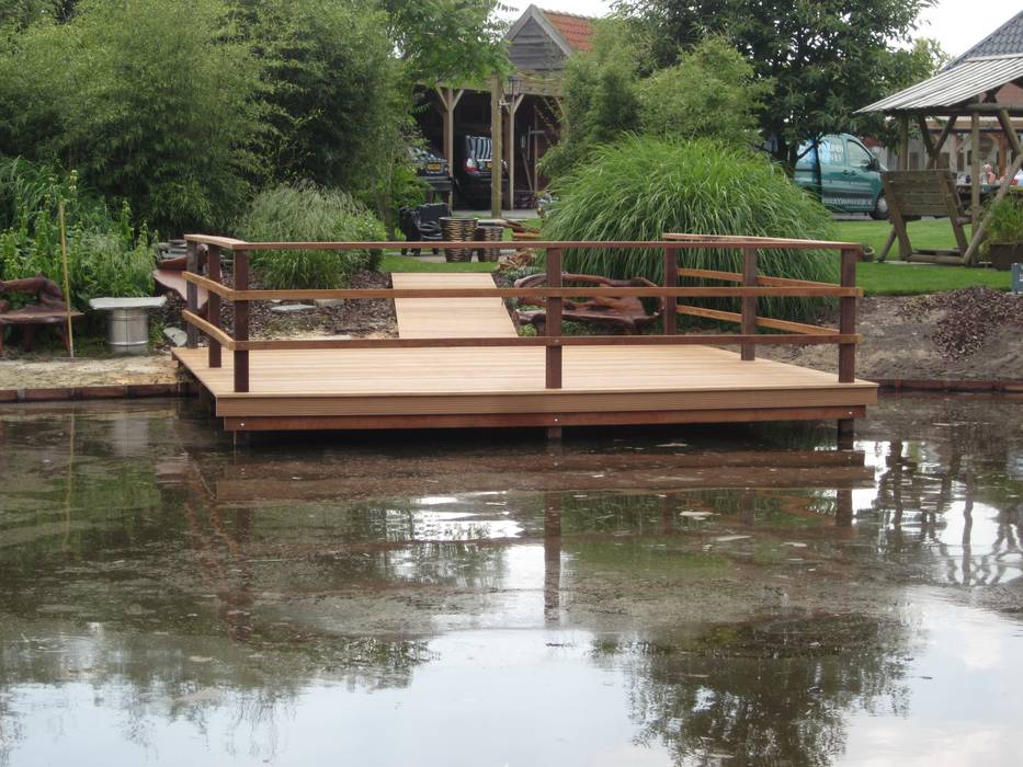 Vlonder en beschoeiing gerealiseerd in tuin met theehuis, Van Dijk Tuinen Groningen Van Dijk Tuinen Groningen Jardines de estilo rural