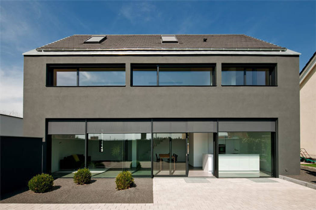 Haus K in Friedrichstal, Thomas Fabrinsky Dipl.-Ing. Freier Architekt BDA Thomas Fabrinsky Dipl.-Ing. Freier Architekt BDA Minimalistische Häuser Anlage,Eigentum,Himmel,Gebäude,Vorrichtung,Grundstück,Schatten,Wolke,Wohngebiet,Fenster