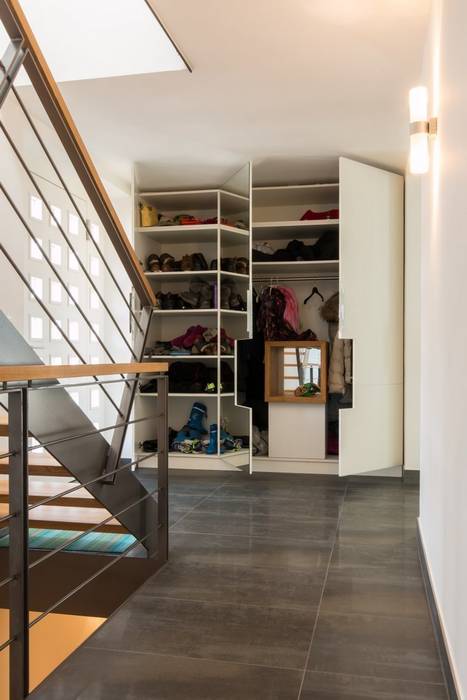 Haus S., ​Architekturbüro Stefan Schäfer ​Architekturbüro Stefan Schäfer Modern Corridor, Hallway and Staircase