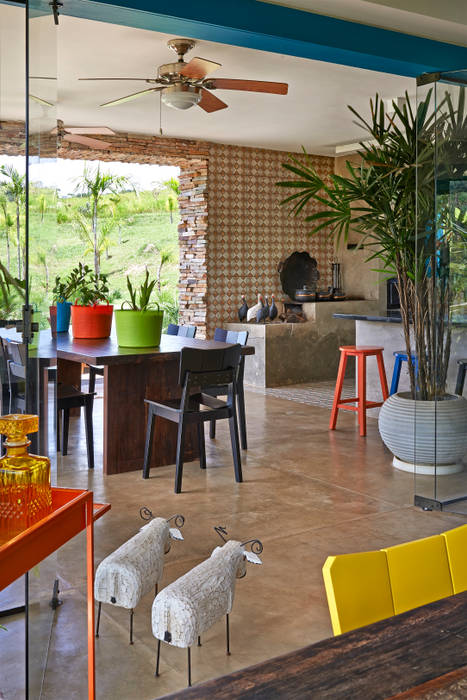 Sítio Ouro Preto - 32.000 m², Beth Marquez Interiores Beth Marquez Interiores Kitchen Tables & chairs