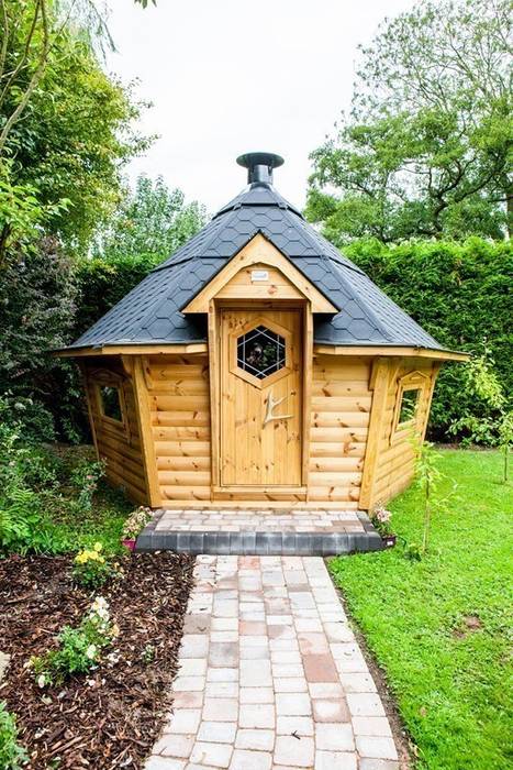 10m² Barbecue Cabin in a Derbyshire garden. Arctic Cabins สวน