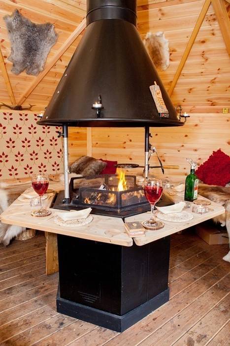 The interior of a 10m² barbecue cabin with the fire going on a Sunday afternoon. Arctic Cabins حديقة