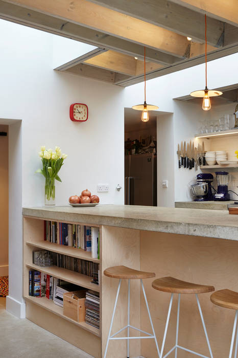 Shelving beneath the concrete work surface Fraher and Findlay Moderne woonkamers Wandplanken