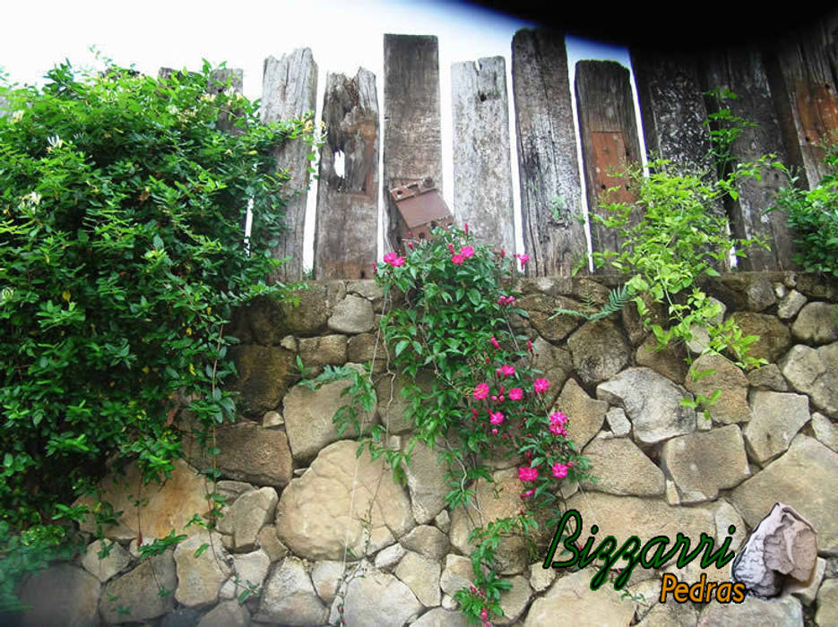 Muro de arrimo com pedra e paisagismo com dormentes, Bizzarri Pedras Bizzarri Pedras Rustieke zwembaden