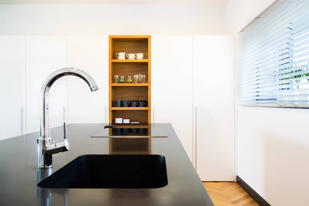 przestronny dom w kolorystyce black&white, RedCubeDesign RedCubeDesign Scandinavische keukens