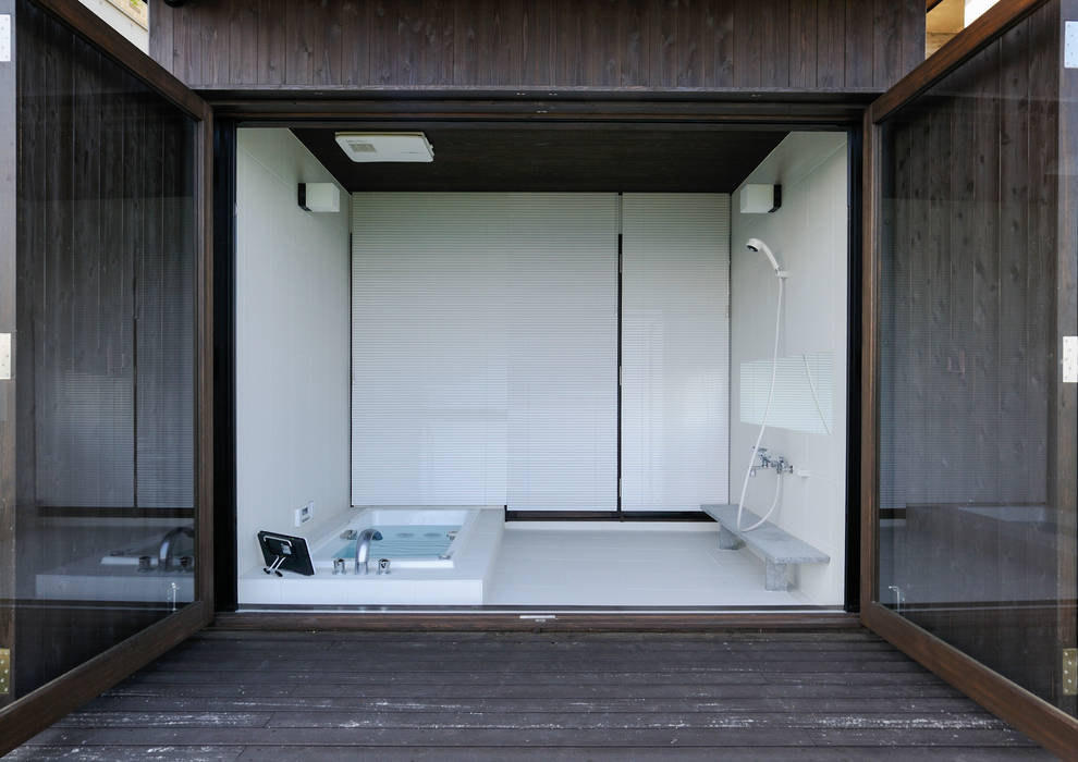 熱海の別荘, 井上洋介建築研究所 井上洋介建築研究所 Modern Bathroom