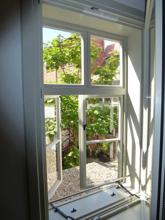 Ausblick zum Hof cappellerarchitekten Minimalistische Fenster & Türen Fenster,Pflanze,Leuchte,Schatten,Holz,Innenarchitektur,Gebäude,Umhauen,Glas,Tönungen und Schattierungen