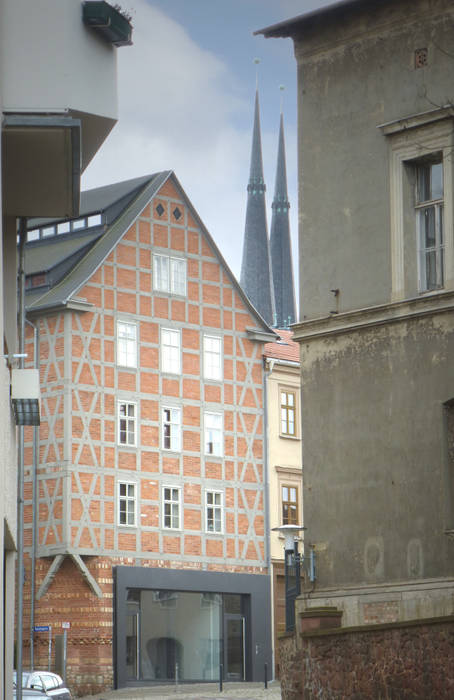 Blick aus Gasse cappellerarchitekten Moderne Häuser