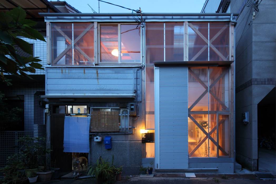 生野区 の長屋 - Row house of Ikunoku, 林泰介建築研究所 林泰介建築研究所 Casas de estilo ecléctico