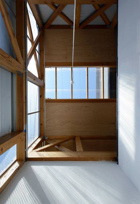 生野区 の長屋 - Row house of Ikunoku 林泰介建築研究所 オリジナルな 窓&ドア