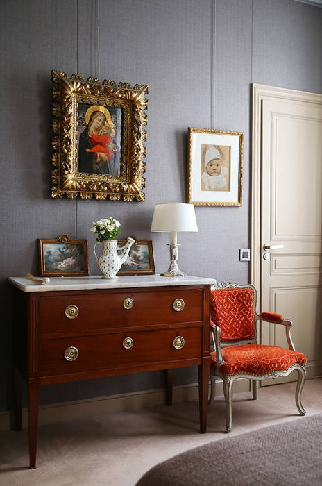 Appartement Parisien, Maurine Tric Maurine Tric Cuartos de estilo clásico Clósets y cómodas