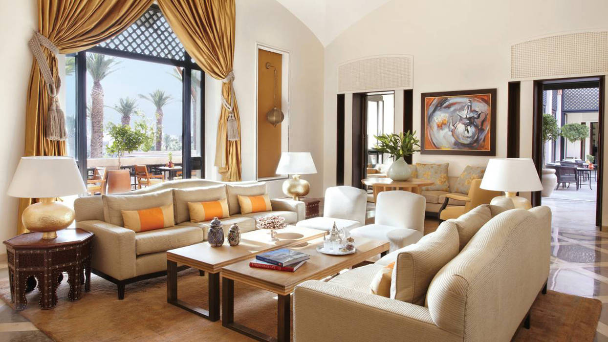 Four Seasons Hotel - Marrakech, Moroccan Bazaar Moroccan Bazaar Salas de estar mediterrânicas Bancadas e bandejas