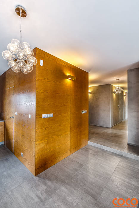 Corredores, halls e escadas minimalistas por COCO Pracownia projektowania wnętrz Minimalista