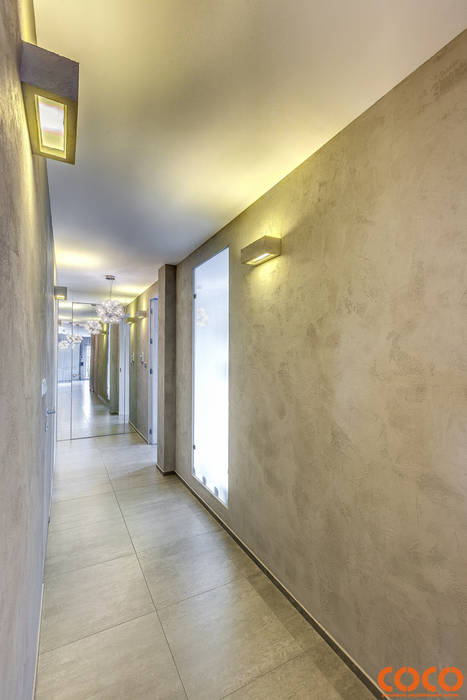 Corredores, halls e escadas minimalistas por COCO Pracownia projektowania wnętrz Minimalista