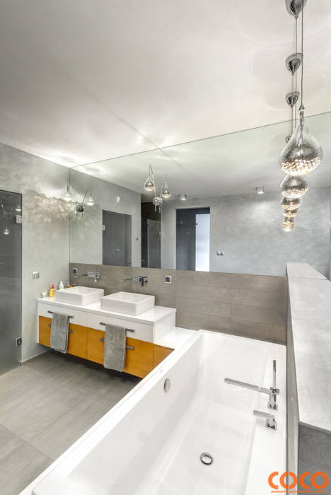 Dom w szarościach COCO Pracownia projektowania wnętrz Minimalistyczna łazienka