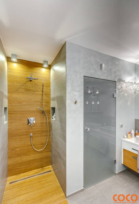 Banheiros minimalistas por COCO Pracownia projektowania wnętrz Minimalista