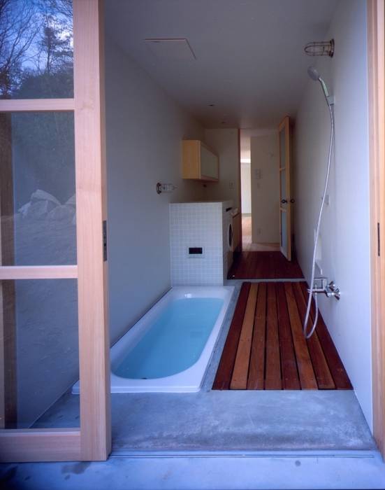 目神山の家 - House of Megamiyama 林泰介建築研究所 ラスティックスタイルの お風呂・バスルーム