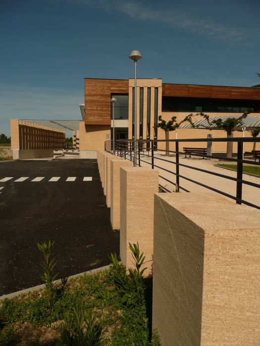 Création du pôle logistique et administratif de l'Hôpital d'Uzès (30), AGENCE D'ARCHITECTURE BRAYER-HUGON AGENCE D'ARCHITECTURE BRAYER-HUGON Espacios comerciales Hospitales