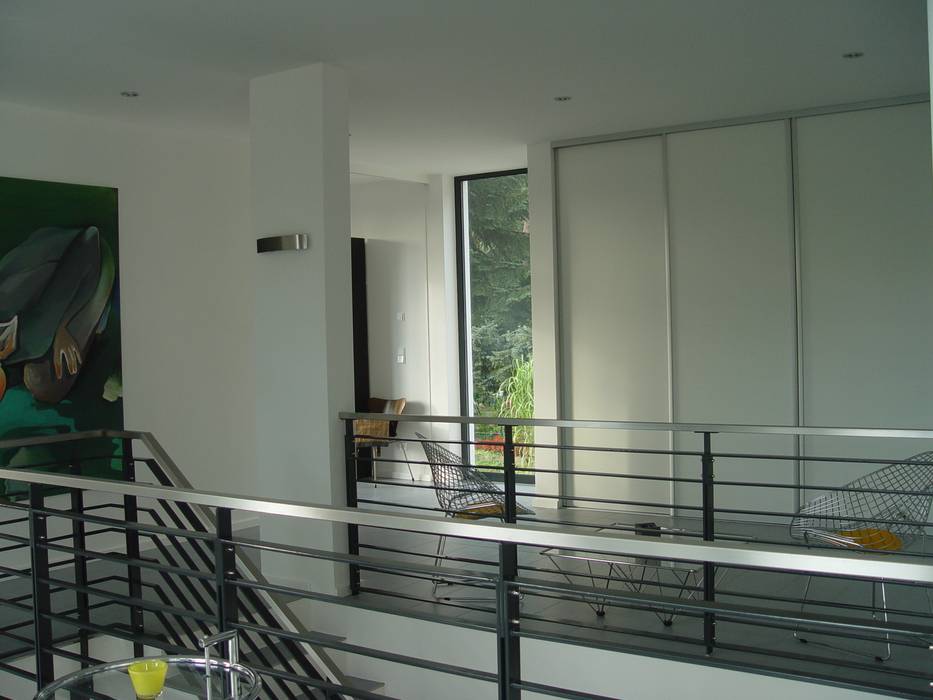 Galerie mit Einbauschrank im Obergeschoss homify Moderner Flur, Diele & Treppenhaus
