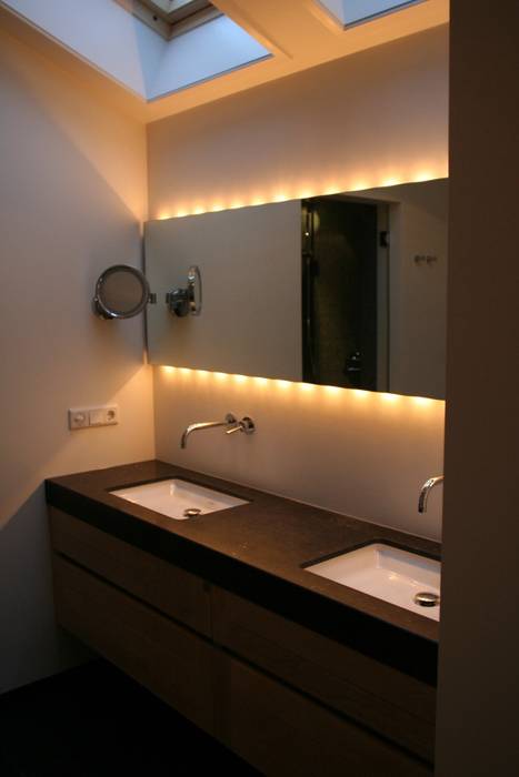 Spiegel met wandverlichting onder en boven Bad & Design Moderne badkamers
