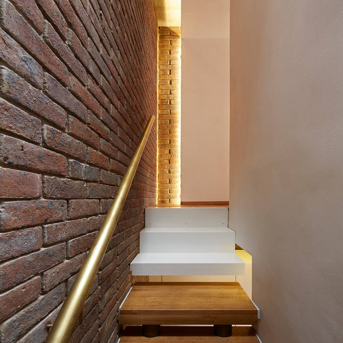 Haringey Brick House, Satish Jassal Architects Satish Jassal Architects Modern corridor, hallway & stairs
