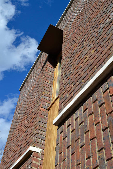 Window and brick bonding detail Satish Jassal Architects บ้านและที่อยู่อาศัย