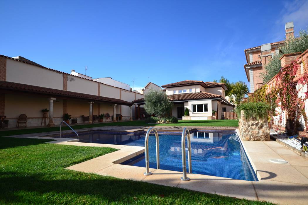 Fachada y piscina Canexel Casas de estilo rústico