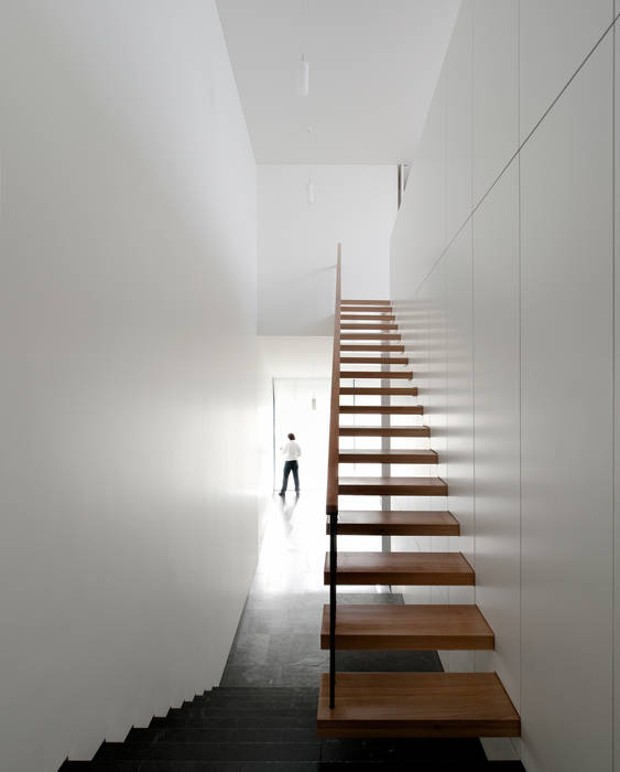 Casa Jarego, CVDB Arquitectos CVDB Arquitectos Modern corridor, hallway & stairs