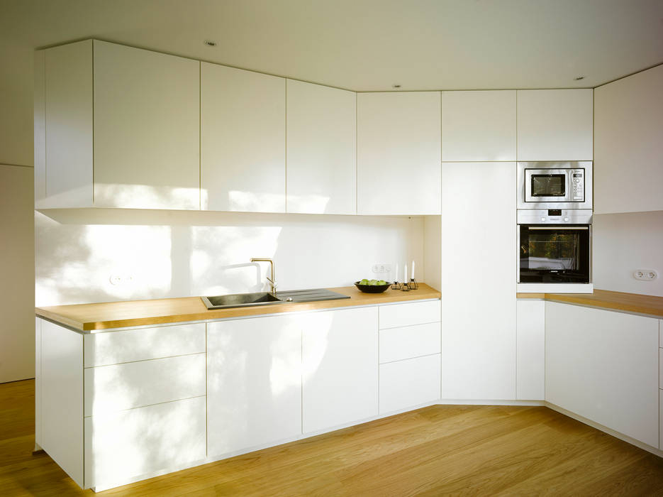 S82 ein modernes Baumhaus, rundzwei Architekten rundzwei Architekten Moderne Küchen