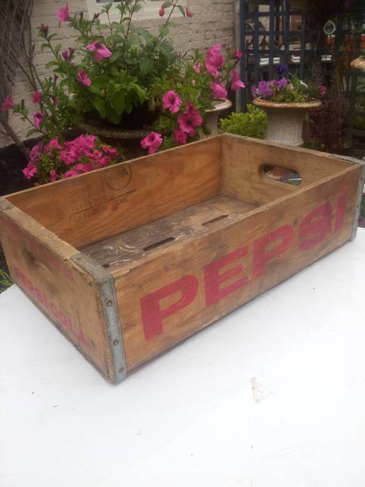 Pepsi Crate Tramps (UK) Ltd Rustic style houses Accessories & decoration