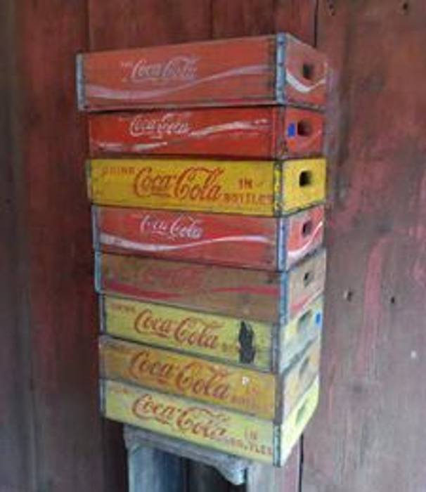Coke crates Tramps (UK) Ltd Casas de estilo rústico Accesorios y decoración