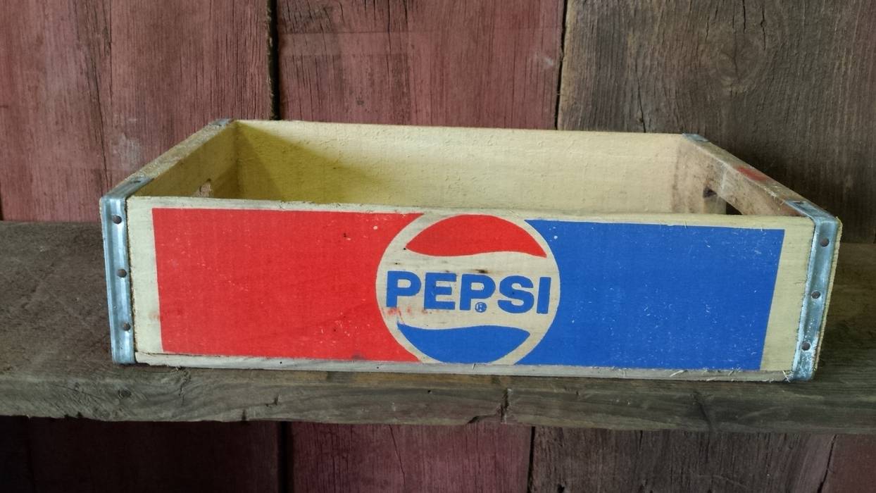 Pepsi crate Tramps (UK) Ltd Casas de estilo rústico Accesorios y decoración