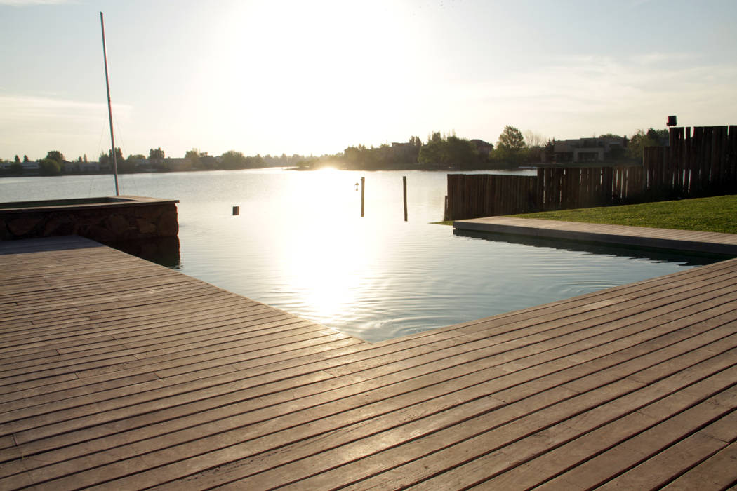 Agua , piedra y madera ., PARQUEARTE Piscinas como iconos de diseño. PARQUEARTE Piscinas como iconos de diseño. Piscinas de estilo ecléctico