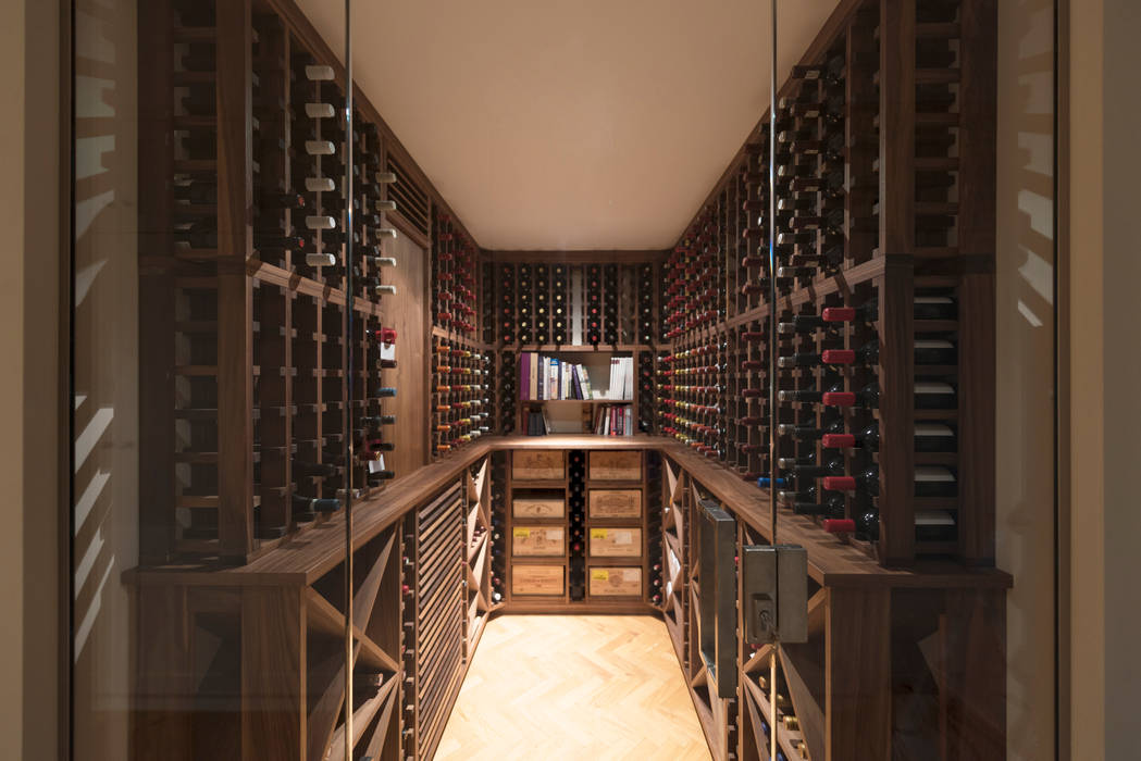 Wine Cellar in American black walnut designed and made by Tim Wood Tim Wood Limited Bodegas clásicas