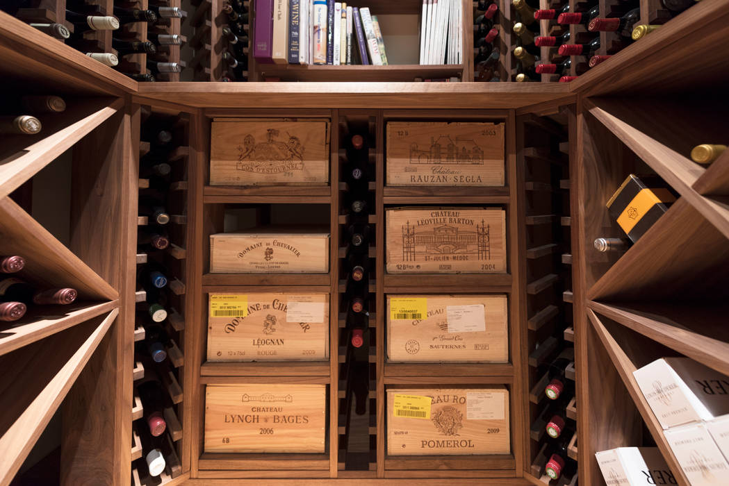 Wine Cellar in American black walnut designed and made by Tim Wood Tim Wood Limited Ruang Penyimpanan Wine/Anggur Klasik