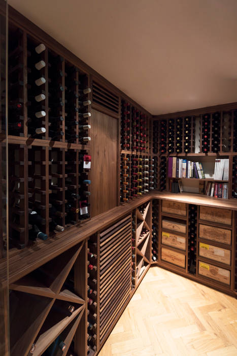 Wine Cellar in American black walnut designed and made by Tim Wood Tim Wood Limited Винні підвали