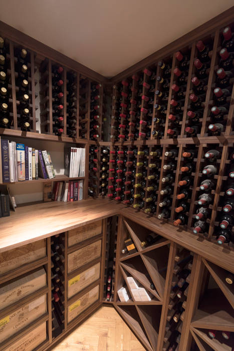 Wine Cellar in American black walnut designed and made by Tim Wood Tim Wood Limited Винні підвали