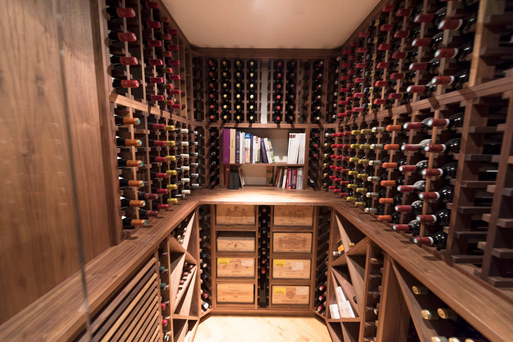 Wine Cellar in American black walnut designed and made by Tim Wood Tim Wood Limited Bodegas de estilo clásico