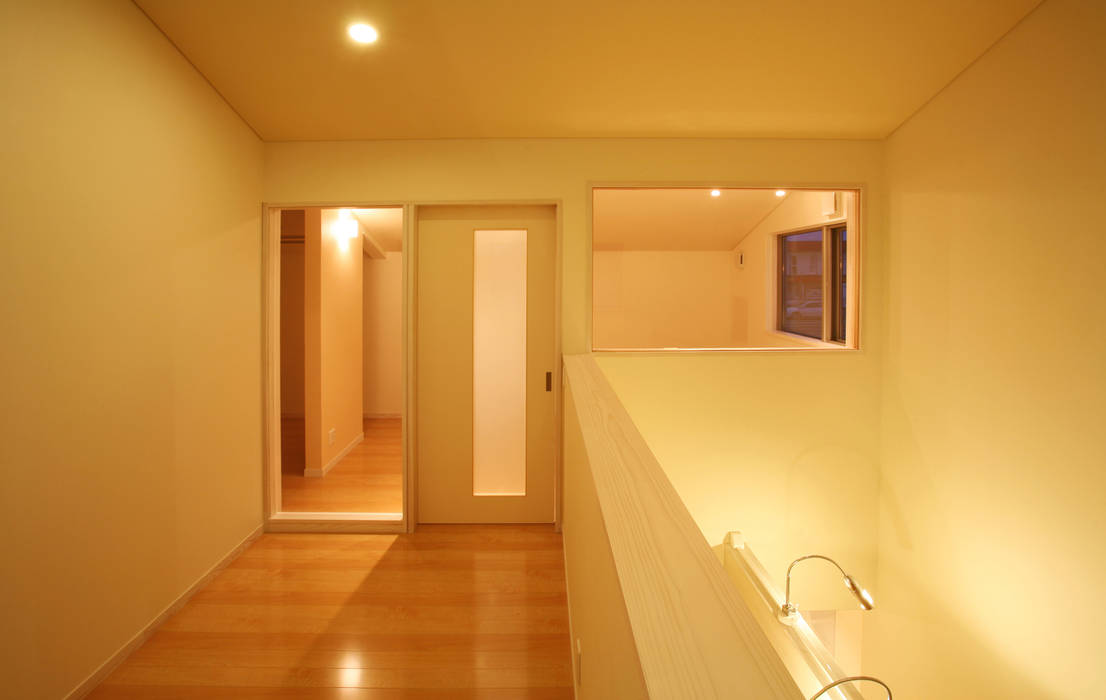 ２階廊下 吉田設計＋アトリエアジュール モダンスタイルの 玄関&廊下&階段