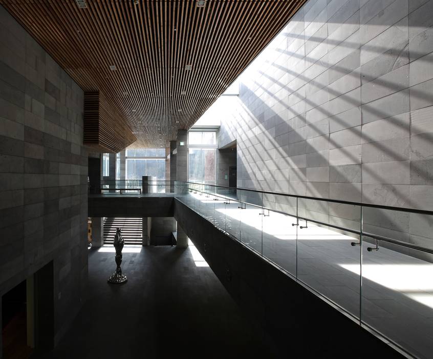 포항 시립미술관 (POMA), ADF Architects ADF Architects Modern Corridor, Hallway and Staircase