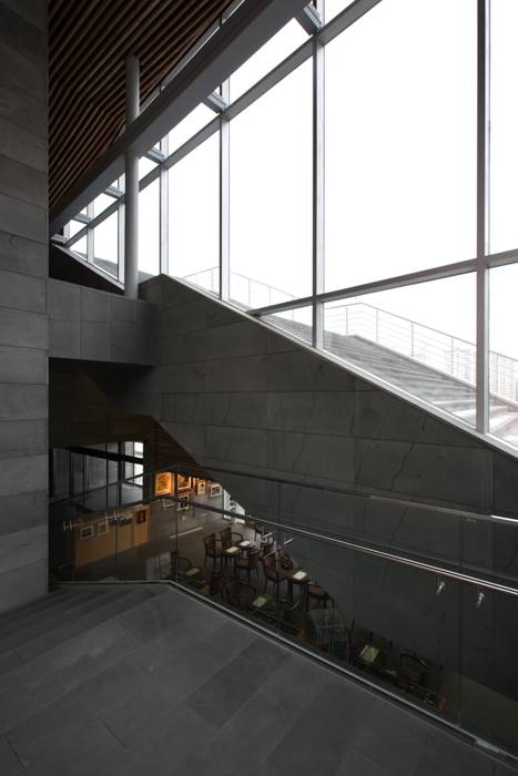 포항 시립미술관 (POMA), ADF Architects ADF Architects Modern corridor, hallway & stairs