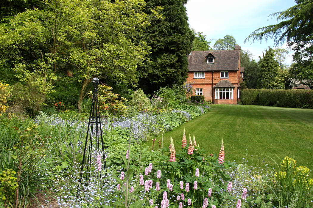 The Long Border homify Country style garden