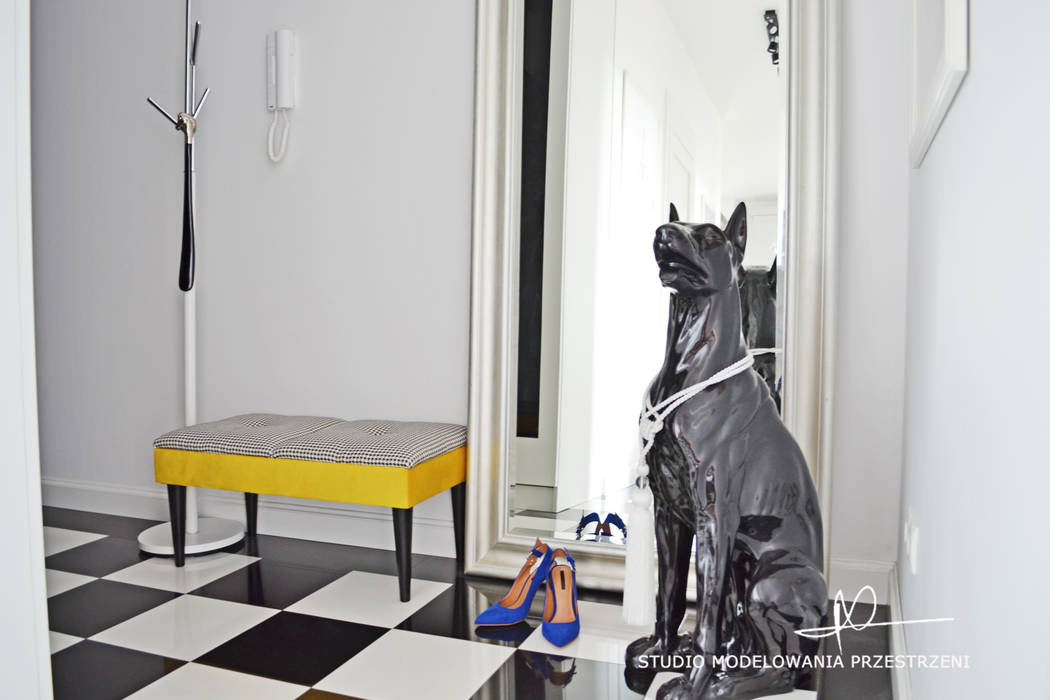 Pies, szachownica i żółta ławeczka. Studio Modelowania Przestrzeni Eklektyczny korytarz, przedpokój i schody
