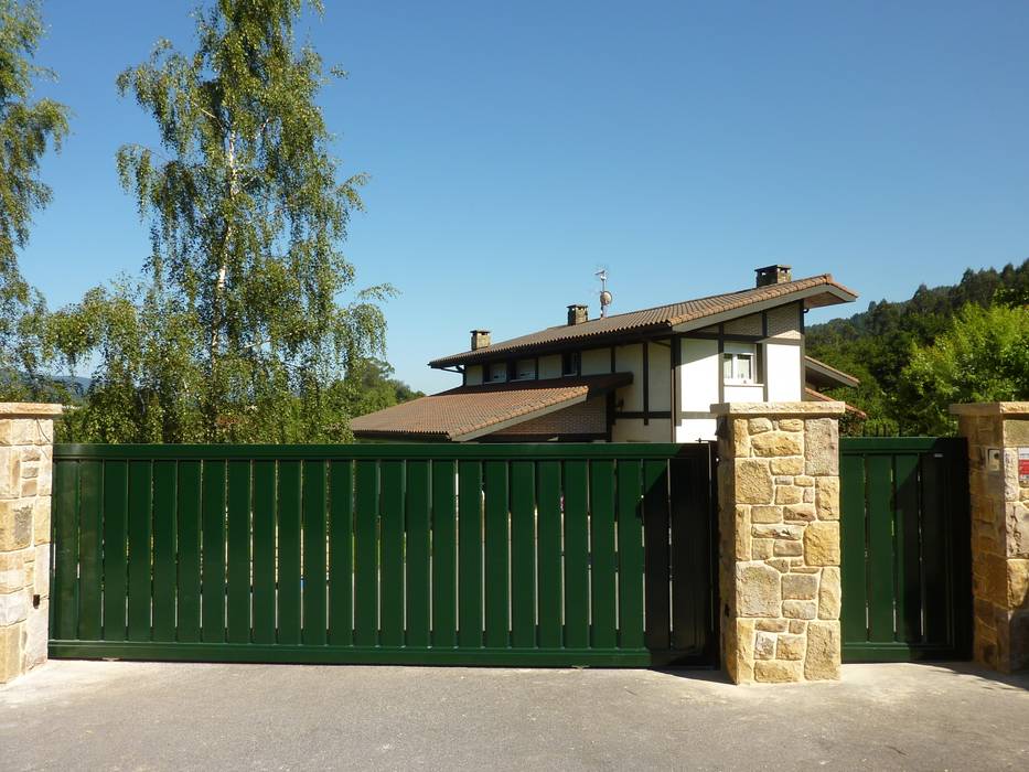 Puerta tipo corredera base de una hoja automática de aluminio soldado Puertas Lorenzo, s.a Puertas y ventanas de estilo moderno Cielo,Madera,Árbol,Superficie de la carretera,Edificio,Sombra,Puerta de la cochera,Barrio residencial,Bienes raíces,Techo