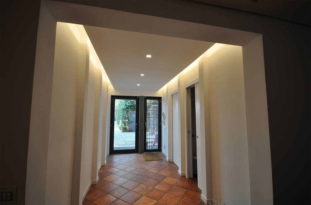 Appartamento privato in complesso residenziale - Colle Romano (RM), Improver Studio Improver Studio Modern corridor, hallway & stairs